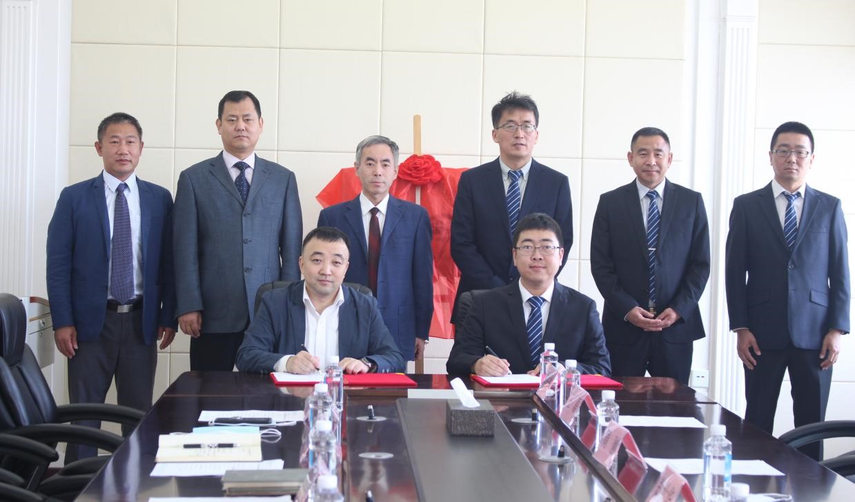 李金龙教授和周刚总监签订校企研发中心合作协议书.jpg 李金龙教授和周刚总监签订校企研发中心合作协议书.jpg