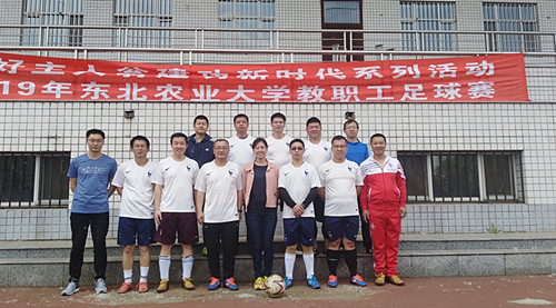 院工会主席李秋月与队员合影