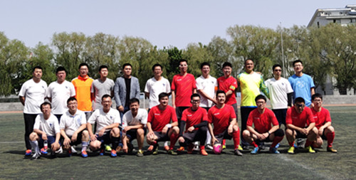 与机关代表队合影